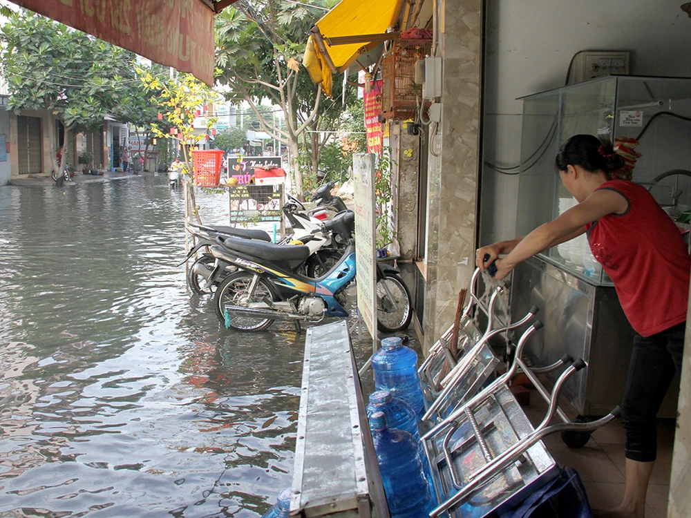Người dân quận 12 khổ sở vượt 'biển nước' đi làm ảnh 10